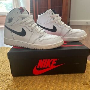 Jordan 1 Retro High OG GS size 4.5Y